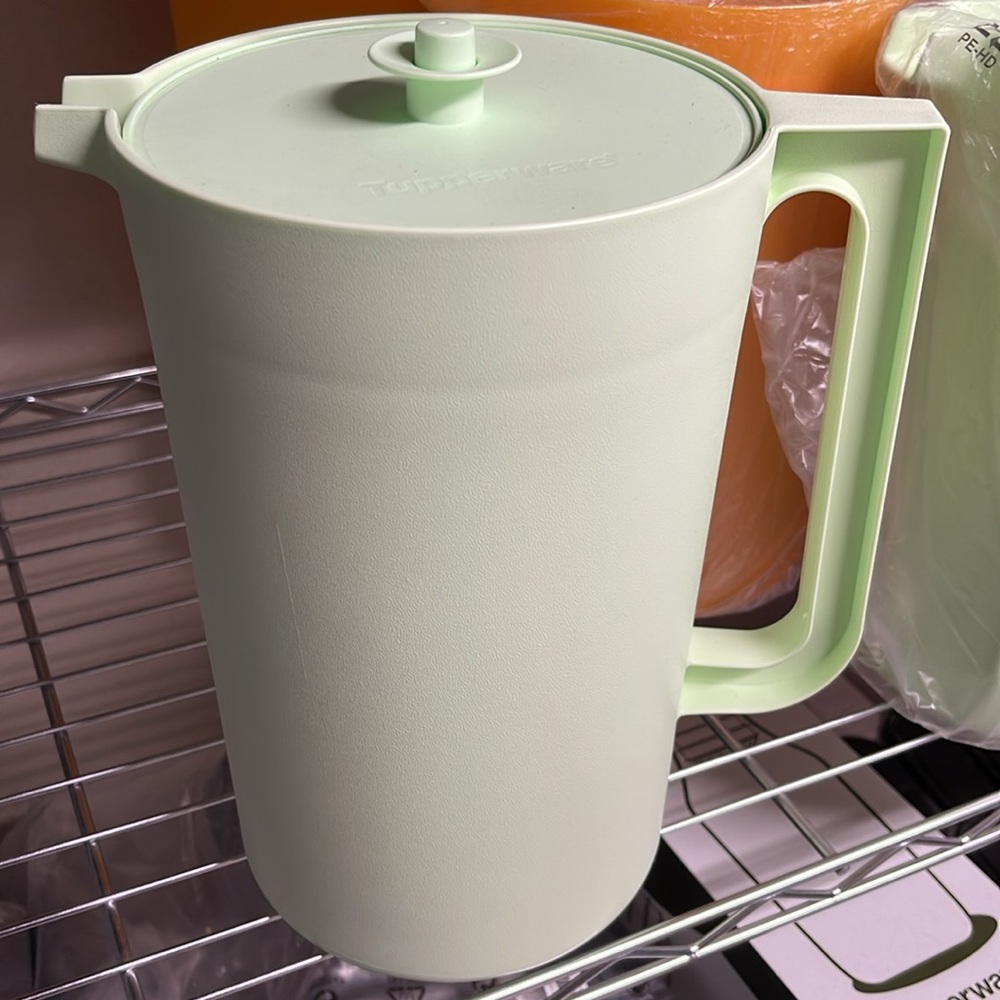 NWT Tupperware 1 Gallon Pitcher - Picture 5 of 11